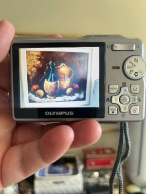 Blå Olympus µ 700 digitalkamera - Säljer en blå Olympus µ 700 digitalkamera med silverfärgade detaljer. Kameran har en stor LCD-skärm, tydliga knappar och inbyggd blixt. Kompakt design i metall och med handledsrem, perfekt för att ta med överallt laddaren ingår ej !