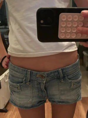 Lågmidjade ljusblå jeansshorts - Super snygga lågmodjade vintage jeans shorts. Passar S/ XS