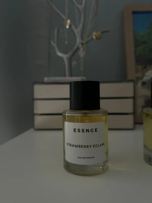 ESSNCE Strawberry Eclair parfym -  ESSNCE parfym Strawberry Eclair, 50 ml. Endast testad ett fåtal gånger