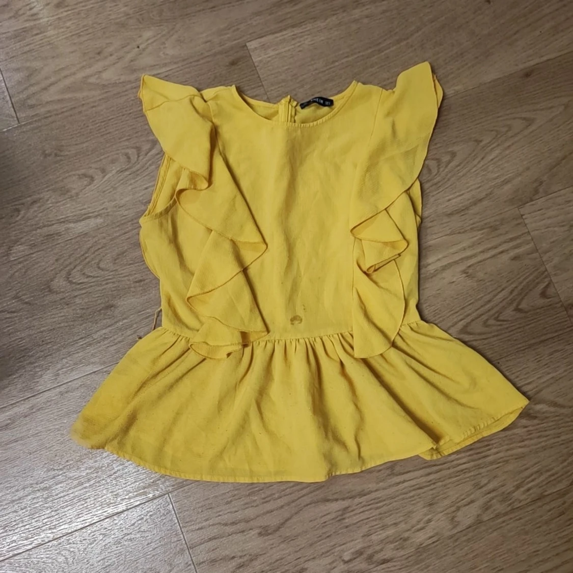 Gul volangblus med ryschdetaljer