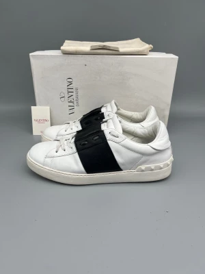 Valentino Open Skor Svart  - • The shoes have been gently used and are in good condition  • Size: 42 (fits 42.5–43)  • Color: Black  • Retail price: 7280 SEK / 590€  • Box, dustbag & valentino card included  Note* the white leather has been re-painted in some areas