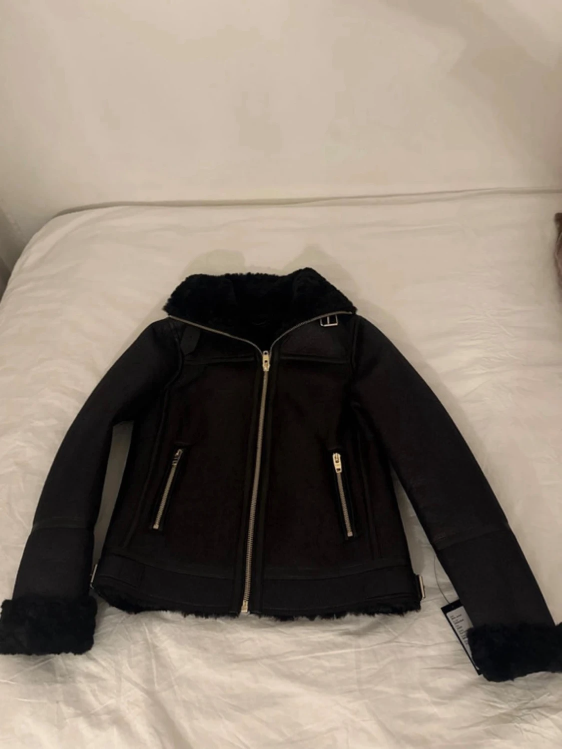 Svart pälsjacka med dragkedjor