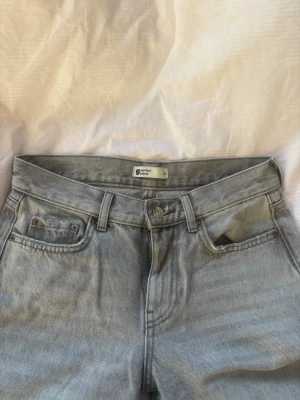 Gråa raka lågmidgade jeans  - Super skick! 