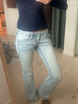 low waist  - Jag säljer ett par ljus blåa jätte snygga jeans från true religon i storlek 23! Säljer de för att jag inte tycker de sitter så bra på mig och ör lite för korta, men tycker de är as snygga. Använda ett fåtal gånger! Hör av er om ni har några frågor🥰 pris kan diskuteras!