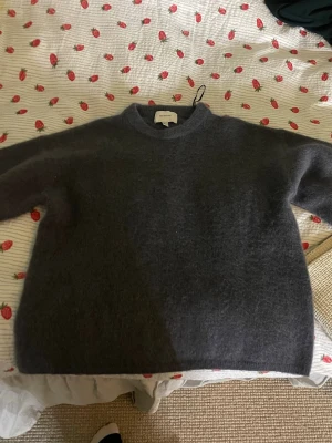 Mörkgrå stickad tröja från H&M - En super snygg mörkgrå stickad tröja från H&M. Passar perfekt för hösten