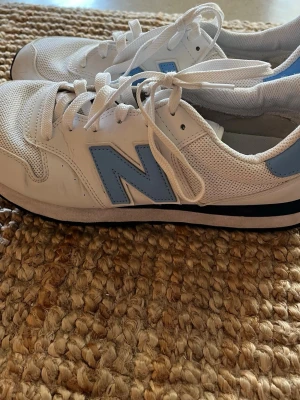 New Balance 500 - New Balance 500 med ljusblå detaljer och klassisk N-logga på sidan.