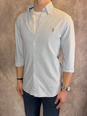 Randig Ralph Lauren Skjorta - Stl S, Slim fit - RIKTIGT FET RL SKJORTA I RANDIGT MÖNSTER med färgerna vit och blå, perfekt till sommaren som närmar sig! 🏖️🌊 |Mycket bra skick: 9,5/10, utan defekter! | Stl: S |  Modellen är 176cm och väger 75kg,  | Hör av dig vid frågor // Galgen 🫡