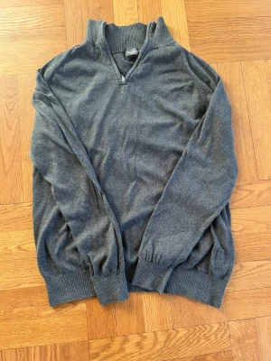 Mörkgrå halfzip från Dressman - Clean och skön grå half zip från Dressman, storlek XL. Skön passform och snygg design. Bra skick utan några effekter. Ett stabilt tillskott till garderoben 
