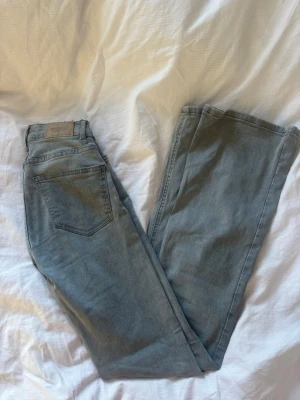 Gråa flare jeans från Gina Tricot - Bootcut, färgen är lite flammig 