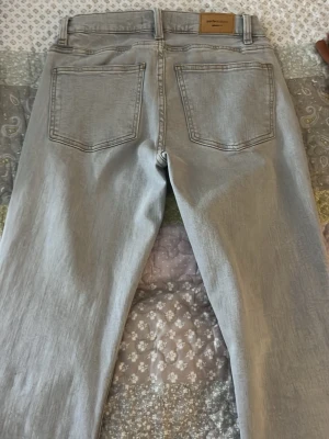 Gråa bootcut jeans  - Jag vill sälja mina ljusgråa bootcut jeans eftersom att dom är stora för mig . Använd ungefär 5  ggr är ganska bra skick i storlek 36 från ginatricot . Fin i färgen 💞