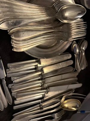 Stort set äldre bestick i silverfärg - Säljer ett stort set med äldre bestick i silverfärgat metall, inklusive knivar, gafflar, matskedar och teskedar. Klassisk design med rundade handtag och graverade detaljer. Perfekt för dig som gillar vintage och vill duka snyggt till många gäster.