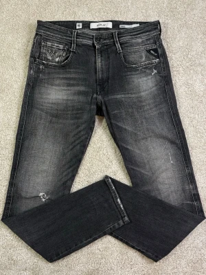 Replay Jeans - Stl w31, l30 - REPLAY JEANS Storlek: W31/L30 Modell: Anbass, Aged 05, med snygga naturliga slitningar! | Användning: Varsamt använda, fint skick | Nypris: Cirka 1800 SEK. (Står L32, men de är upsydda till 30)