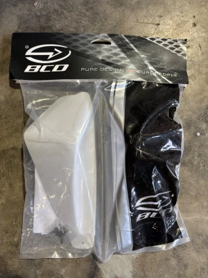 BCD Bakre Underkåpa Yamaha Slider - Säljer ett par oöppnade och helt nya, vita kåpdelar från BCD, modell Stunt Fatal Weapon. Delarna är tillverkade i plast och levereras i originalförpackning med instruktioner. Perfekt för dig som vill styla eller byta ut kåpor på din moped eller scooter.
