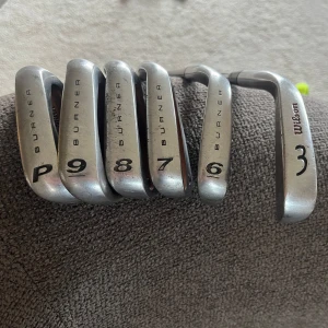 Golfklubbor Burner och Wilson - Säljer ett set med fem Burner järnklubbor (P, 9, 8, 7, 6) och en Wilson staff järn 3.Lätta klubbor att slå med 