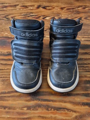 Höga sneakers med kardborreknäppning - Använda men fortfarande jättefina! Stl 26