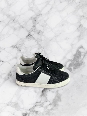 Valentino Flycrew sneakers  - Storlek 37 väldigt bra skick! Box osv tillkommer 
