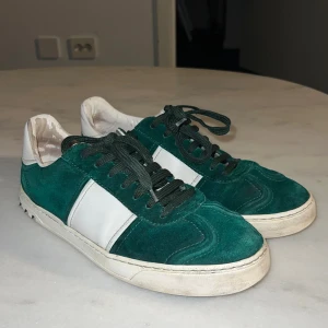 Valentino rockrunner - Snygga eftertraktade sneakers flycrews i grön mocka med vita detaljer och vita sulor. Baksidan har nitar på sulan för en cool touch. Skorna är i väldigt bra skick och sulan på båda skorna sitter ihop (många flycrews kan vara sönder vid sulan) några nitar är borta på vänstra skon men ingenting folk märker när man använder! Skriv pm för mer info!