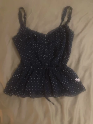 prickig topp  - blå topp med vita prickar från abercrombie & fitch, köpt second hand men har aldrig använt 