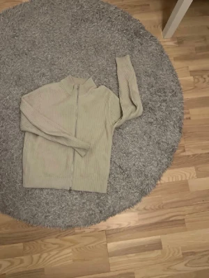 Fullzip stickad tröja  - En fet beige cardigan/ stickad tröja i storlek S/M använd bara en gång. Har ingen nytta av tröjan. Hör av dig om du vill köpa