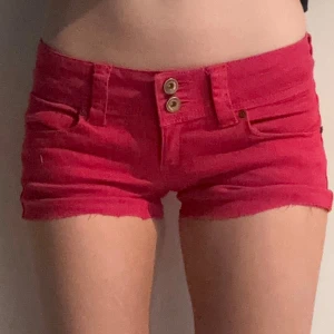 Rosa jeansshorts - Midjemått rakt över: 36 cm