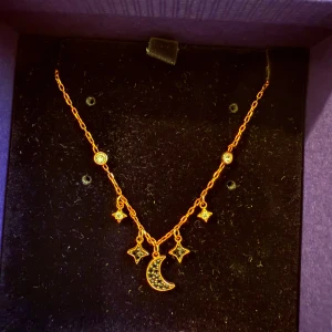 Halsband  - Halsbandet är den enda jag lite använt från min kollektion men är i mycket bra skick. 