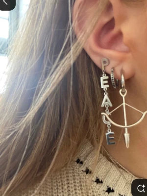 SÖKER ÖRHÄNGEN - SÖKER något av dessa örhängen!!! Antigen PEACE örhängena från Ioaku eller örhänget med pilbåge på!! Enbart i silver 🌸❤️‍🔥 Hör gärna av er om ni har och säljer!! ❤️‍🔥🤝🏼