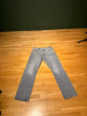  jeans straight fit loose - Gråa jeans från weekday, dom är storlek 34 i midja och 32 i längd. Köpta för 2 år sedan och används inte nå mera.