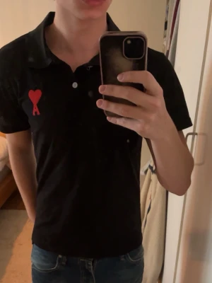 Svart Ami piké - Snygg svart piké från Ami i bra skick. Storlek M men sitter som storlek S. Hör gärna av er vid funderingar!