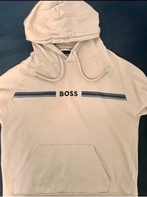 Boss tröja/hoodie - Säljer en beige boss Authentic hoodie. Den är använd några gånger men är ren och fin. Köpt från zalando.
