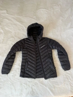 Svart dunjacka från Peak Performance - Fin, varm och skön tunn dunjacka ifrån märket Peak Performance perfekt nu till våren. 🌸Den är i mycket bra skick, är tidlös/klassik och har en fin passform. Den är i storlek xs, dammodell och är i bra kvalité. Skriv om funderingar, lämna gärna omdöme och priset kan diskuteras😊