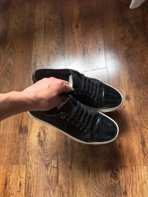 Lanvin cap toe - Säljer nu dessa Lanvin cap toes. Mycket fina skor, Size uk8 /42/43. Endast skorna medföljer. Snabb affär och snabb frakt utlovas 