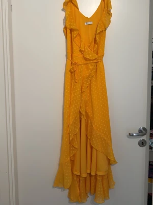   Gul omlottklänning -  Fin gul omlott klänning från Cubus i storlek 36. Perfekt till sommaren