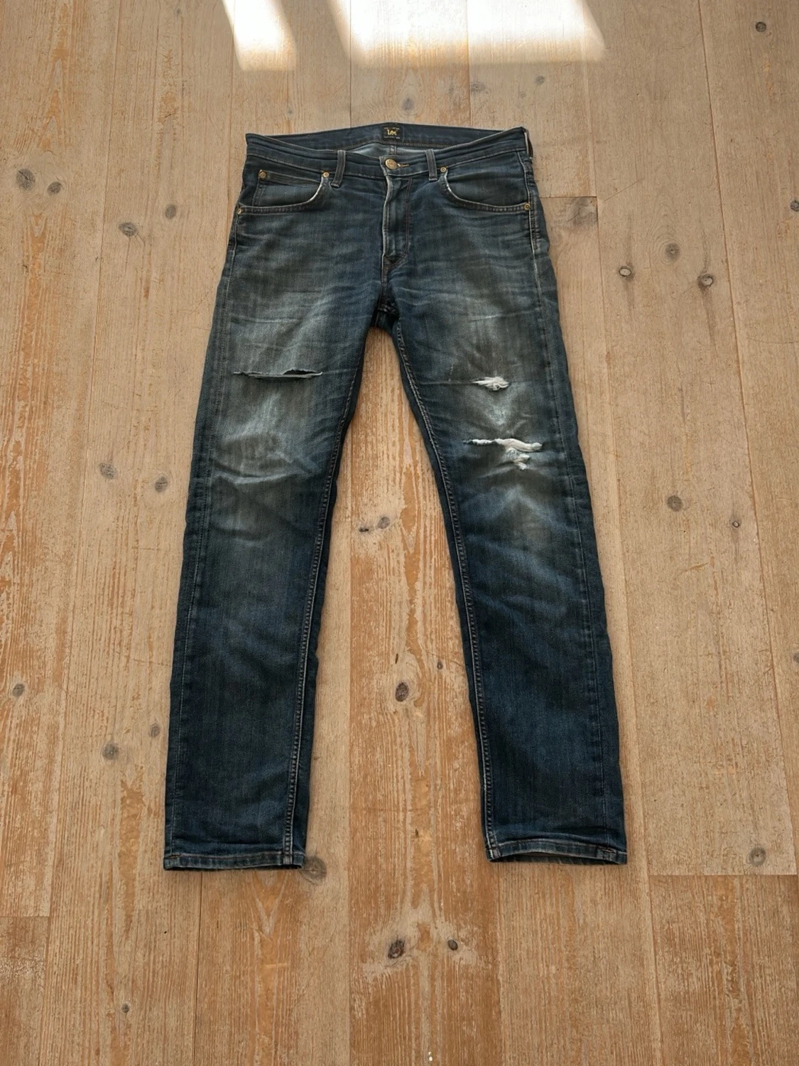 Blå slitna jeans från Lee