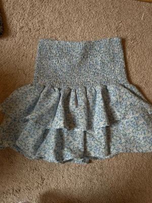 Kjol - Somrig kjol från Shein med blommigt mönster i blå. Aldrig använd🩷