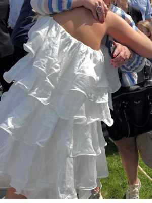 By Malina klänning - Supersöt vit klänning från By Malina! Använd en gång på studenten, super fin och passa till allt🤍🤍