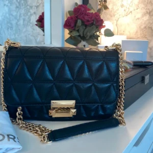 Micheal kors väska  - Säljer en fin Micheal kors väska som inte säljs längre. Väldigt populär men sin snygga design.  Den köptes in för 2900kr, säljer för 1350kr. 💕  Den är knappt använd så skicket är väldigt bra nästan nyskick och kvitto/faktura finns vid köp. Inköpt från Zalando. ☺️  Du är välkommen att höra av dig vid frågor!   #Michealkors #Michealkorsbag #Michealkorsväska #axelremsväska