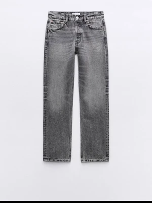 Grå jeans från Zara, straight fit - Säljer denna låg midja jeansen från ZARA Orginalpris 399kr