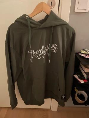 Trenches Hoodie & Byxor - Tja, säljer mitt Trechers set som jag blev begåvad med av REALTALK på drottningatan för ungefär ett år sedan. Tröjan är helt onandvänd, nytt skick. Hör av er om ni har frågar, pris är ej huggit i sten.