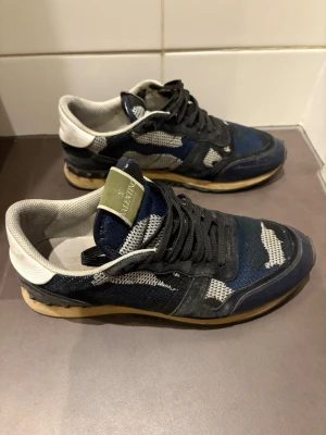 Valentino rockrunner - Äkta valentino rockrunner, storlek 42, bra skick, priset diskuterbart, inget og