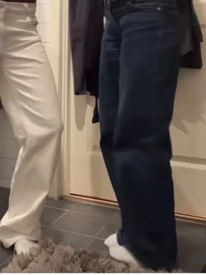 Mörkblå vida jeans från Only - Säljer ett par mörkblå jeans från NA-KD med riktigt breda ben och hög midja. Jeansen har klassisk femficksdesign och är gjorda i ett kraftigt denimtyg. Perfekta för dig som gillar en avslappnad och trendig look.