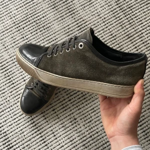 Lanvin cap toe UK 7 (41/42) - Säljer mina oliv gröna lanvins!🫒🍸                                        •Uk 7 (41/42).                                                                       Bra skick! (7/10).                                                                       Hör av dig vid funderingar