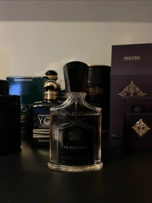 Creed Royal Oud Eau de Parfum 50ml - The perfume comes without a box(only the perfume). You get what you see. It has, I would say around 45 ml left.