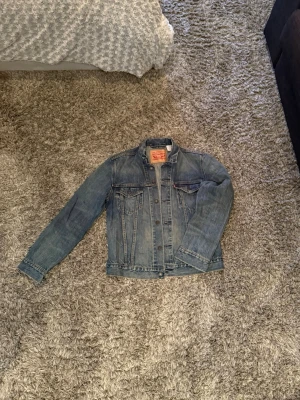 Levi’s Jeans jacka - Säljer en jeans jacka från Levis i storlek M. Hör av dig vid frågor!