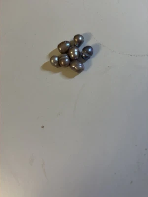 Grå sötvatten pärlor - Ett gäng grå pärlor med oregelbunden, nästan droppformad design. Pärlorna har en skimrande yta och passar perfekt till att skapa egna smycken eller accessoarer. SÖTVATTENPÄRLOR!!!!