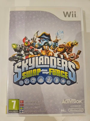 Skylanders Swap Force till Wii - Skylanders Swap Force till Nintendo Wii. Färgglad spelbox med coola karaktärer på framsidan. Spelet är ett actionäventyr där du kan byta delar på figurerna och utforska olika världar. PAL-version med stöd för flera språk. Perfekt för dig som gillar fantasy och äventyr.