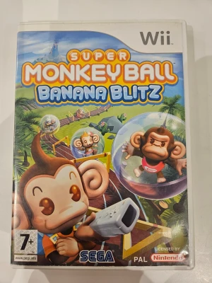 Super Monkey Ball Banana Blitz Wii - Super Monkey Ball Banana Blitz till Nintendo Wii. Färgglatt och roligt partyspel där du styr apor i bollar genom olika banor och minispel. Omslaget är i plast med tecknade apor och bananer. PAL-version, licensierad av Nintendo.