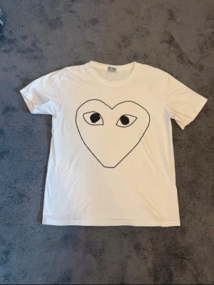 Cdg t shirt  - Cdgwt shirt I nyskick köpt av leverantör. Hör av vid frågor! 