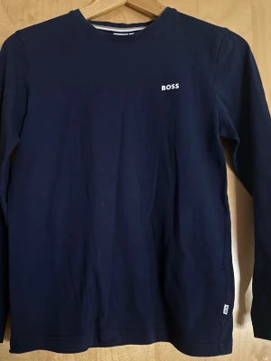 tröja från BOSS - Snygg mörkblå långärmad tröja från BOSS, ligg på bröstet. Storlek xs kille -12
