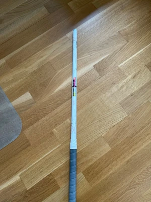Zone airlight Pro edition 26 - Säljer nu ett Zone airlight Pro edition innebandyskaft. Skaftet är 93,5cm långt och har 26 flex. Den har ett litet slagmärke men annars är den fin. Vid frågor eller funderingar är det bara att höra av sig. 