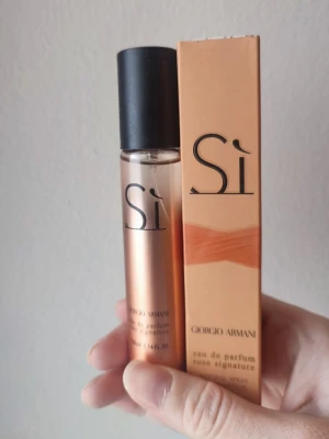 Giorgio Armani Si Rose Signature - Giorgio Armani Si Rose Signature Perfume. 33ml bottle. New! A great spring fragrance.